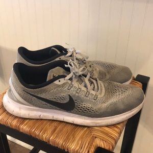 Mens grey and white nike tennis shoes